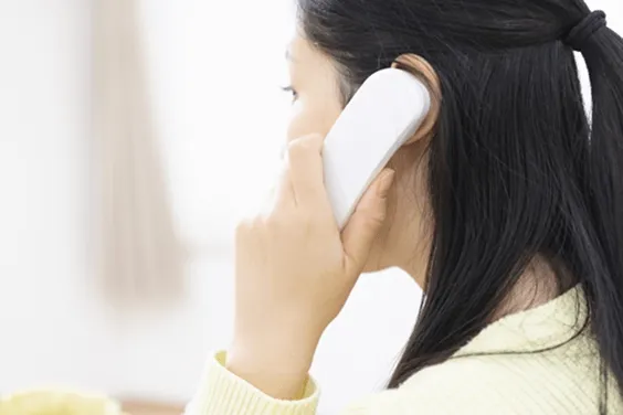 女性が電話をかけています